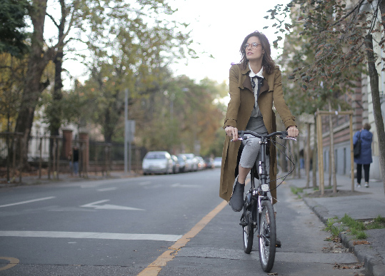 Photo montrant une femme sur un vélo