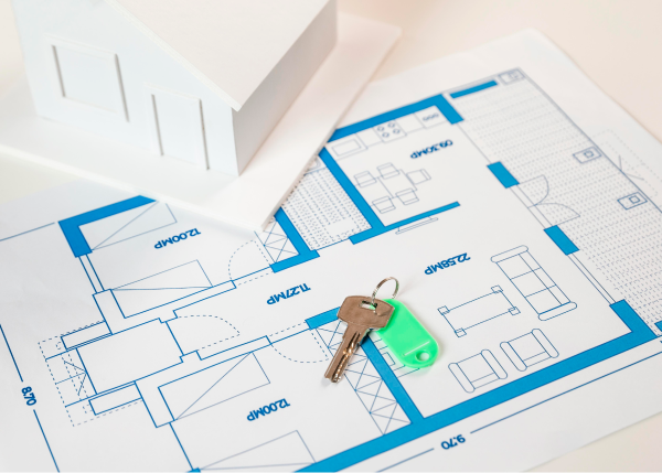 Photo montrant le plan d'un appartement avec une clé posée dessus